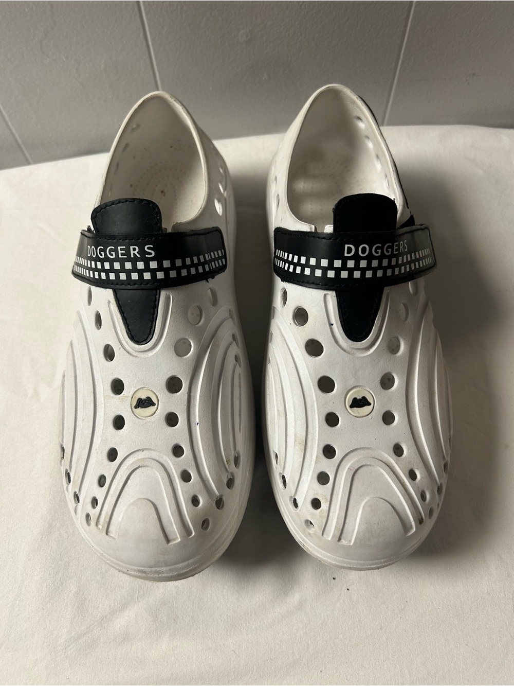 Doggers Women’s Size 9 Black and White